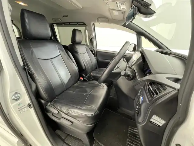 トヨタ ヴォクシー ハイブリッド ZS 滋賀県 2016(平28)年 6.6万km ホワイトパールクリスタルシャイン 純正10インチナビ/Bluetooth/CD/DVD/フルセグTV/フリップダウンモニター/バックカメラ/片側パワースライドドア/デジタルインナーミラー/LEDヘッドライト/オートハイビーム/純正16インチアルミホイール/ドライブレコーダー/ETC