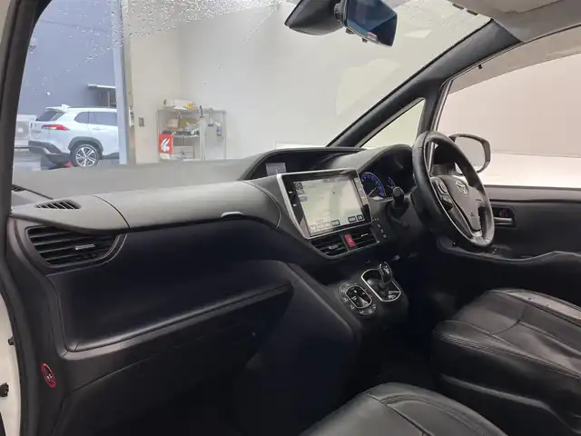 トヨタ ヴォクシー ハイブリッド ZS 滋賀県 2016(平28)年 6.6万km ホワイトパールクリスタルシャイン 純正10インチナビ/Bluetooth/CD/DVD/フルセグTV/フリップダウンモニター/バックカメラ/片側パワースライドドア/デジタルインナーミラー/LEDヘッドライト/オートハイビーム/純正16インチアルミホイール/ドライブレコーダー/ETC