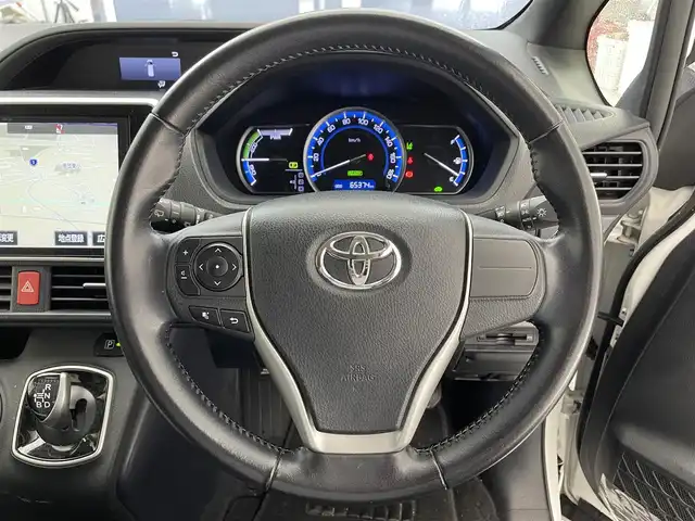 トヨタ ヴォクシー ハイブリッド ZS 滋賀県 2016(平28)年 6.6万km ホワイトパールクリスタルシャイン 純正10インチナビ/Bluetooth/CD/DVD/フルセグTV/フリップダウンモニター/バックカメラ/片側パワースライドドア/デジタルインナーミラー/LEDヘッドライト/オートハイビーム/純正16インチアルミホイール/ドライブレコーダー/ETC