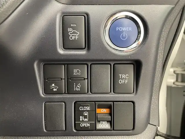 トヨタ ヴォクシー ハイブリッド ZS 滋賀県 2016(平28)年 6.6万km ホワイトパールクリスタルシャイン 純正10インチナビ/Bluetooth/CD/DVD/フルセグTV/フリップダウンモニター/バックカメラ/片側パワースライドドア/デジタルインナーミラー/LEDヘッドライト/オートハイビーム/純正16インチアルミホイール/ドライブレコーダー/ETC