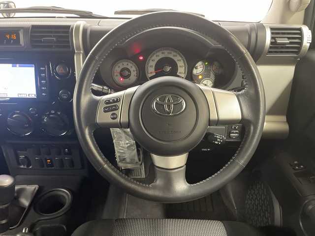 トヨタ ＦＪクルーザー ブラックカラーパッケージ 長崎県 2015(平27)年 10.1万km ブラック/ホワイト 4WD/純正メモリナビ/（フルセグ/CD/DVD/BT）/バックカメラ/JAOSステップ/JAOSフロントバンパー/クルーズコントロール/コーナーセンサー（後方）/ETC/純正17インチアルミホイール/社外フロアマット/ハロゲンヘッドライト/フォグライト/取扱説明書/保証書