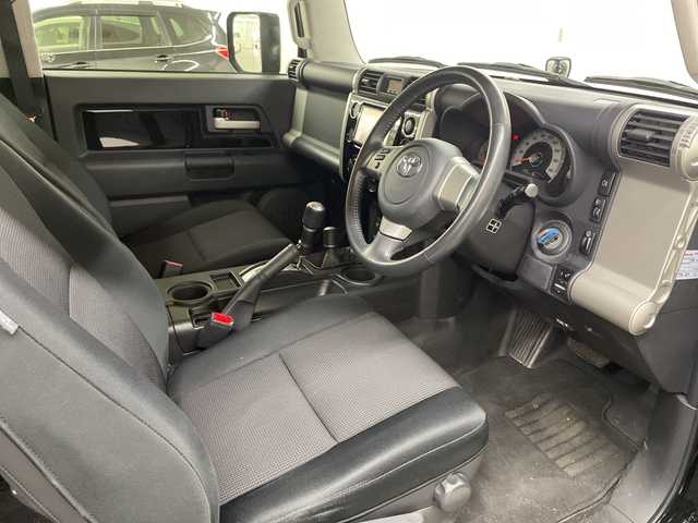 トヨタ ＦＪクルーザー ブラックカラーパッケージ 長崎県 2015(平27)年 10.1万km ブラック/ホワイト 4WD/純正メモリナビ/（フルセグ/CD/DVD/BT）/バックカメラ/JAOSステップ/JAOSフロントバンパー/クルーズコントロール/コーナーセンサー（後方）/ETC/純正17インチアルミホイール/社外フロアマット/ハロゲンヘッドライト/フォグライト/取扱説明書/保証書