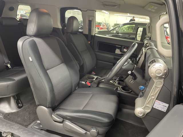 トヨタ ＦＪクルーザー ブラックカラーパッケージ 長崎県 2015(平27)年 10.1万km ブラック/ホワイト 4WD/純正メモリナビ/（フルセグ/CD/DVD/BT）/バックカメラ/JAOSステップ/JAOSフロントバンパー/クルーズコントロール/コーナーセンサー（後方）/ETC/純正17インチアルミホイール/社外フロアマット/ハロゲンヘッドライト/フォグライト/取扱説明書/保証書