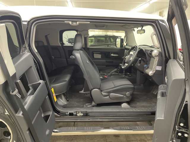 トヨタ ＦＪクルーザー ブラックカラーパッケージ 長崎県 2015(平27)年 10.1万km ブラック/ホワイト 4WD/純正メモリナビ/（フルセグ/CD/DVD/BT）/バックカメラ/JAOSステップ/JAOSフロントバンパー/クルーズコントロール/コーナーセンサー（後方）/ETC/純正17インチアルミホイール/社外フロアマット/ハロゲンヘッドライト/フォグライト/取扱説明書/保証書