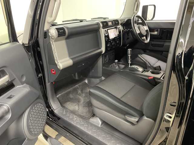 トヨタ ＦＪクルーザー ブラックカラーパッケージ 長崎県 2015(平27)年 10.1万km ブラック/ホワイト 4WD/純正メモリナビ/（フルセグ/CD/DVD/BT）/バックカメラ/JAOSステップ/JAOSフロントバンパー/クルーズコントロール/コーナーセンサー（後方）/ETC/純正17インチアルミホイール/社外フロアマット/ハロゲンヘッドライト/フォグライト/取扱説明書/保証書