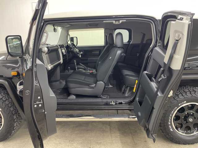 トヨタ ＦＪクルーザー ブラックカラーパッケージ 長崎県 2015(平27)年 10.1万km ブラック/ホワイト 4WD/純正メモリナビ/（フルセグ/CD/DVD/BT）/バックカメラ/JAOSステップ/JAOSフロントバンパー/クルーズコントロール/コーナーセンサー（後方）/ETC/純正17インチアルミホイール/社外フロアマット/ハロゲンヘッドライト/フォグライト/取扱説明書/保証書