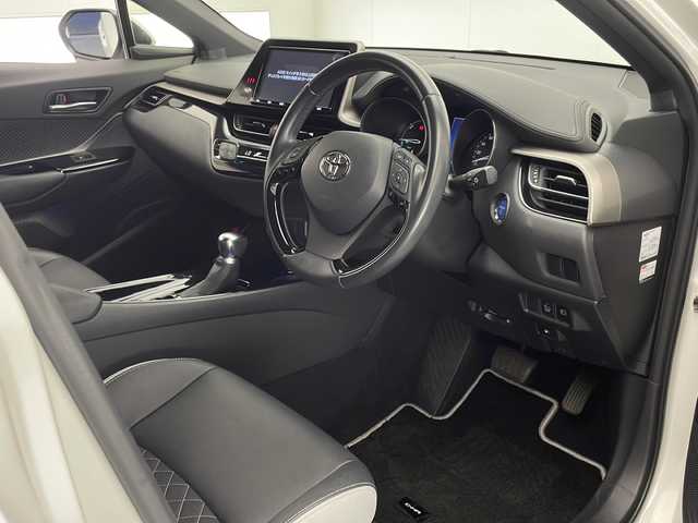 トヨタ Ｃ－ＨＲ G モード ネロ 宮崎県 2019(平31)年 2.8万km ホワイトパールクリスタルシャイン 〇禁煙車/〇純正ナビ【NSZT-Y68T】/〇BT/フルセグTV/CD/DVD/〇バックカメラ/〇Toyota Safety Sense P/〇ACC/〇純正ブラック18インチAW/〇シートヒーター(D/N)/〇ブラインドスポットモニター/〇前後ドライブレコーダー/〇LEDヘッドライト/〇オートライト/〇オートハイビーム/〇プッシュスタート/〇スマートキー×2/〇電格ミラー/〇ステアリングスイッチ/〇前後コーナーセンサー/〇オートホールド