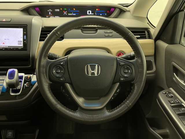 ホンダ フリード ハイブリット G ホンダセンシング 長野県 2016(平28)年 4.1万km クリスタルブラックパール ホンダセンシング/純正SDナビ /フルセグテレビ/Bluetooth/AppleCarPlay/DVD/バックカメラ　/ビルドインＥＴＣ　/両側パワースライドドア　/レーダークルーズコントロール/レーンキープアシスト　/コーナーセンサー　/オートライト/キセノンヘッドライト/ドアバイザー/ローダウン（純正サス有）