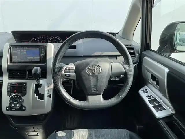 トヨタ ヴォクシー ZS 青森県 2010(平22)年 10.8万km ブラック AIS評価3.5点/4WD/ワンオーナー/純正メモリナビ/[BT/AM/FM/DVD/CD/AUX]/フルセグテレビ/バックカメラ/WAC/寒冷地仕様/両側パワースライドドア/純正AW(16インチ)/純正フロアマット/社外ドライブレコーダー/保証書/取扱説明書