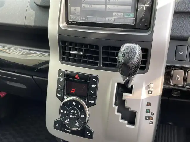 トヨタ ヴォクシー ZS 青森県 2010(平22)年 10.8万km ブラック AIS評価3.5点/4WD/ワンオーナー/純正メモリナビ/[BT/AM/FM/DVD/CD/AUX]/フルセグテレビ/バックカメラ/WAC/寒冷地仕様/両側パワースライドドア/純正AW(16インチ)/純正フロアマット/社外ドライブレコーダー/保証書/取扱説明書