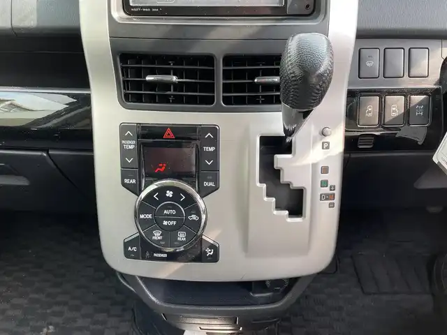 トヨタ ヴォクシー ZS 青森県 2010(平22)年 10.8万km ブラック AIS評価3.5点/4WD/ワンオーナー/純正メモリナビ/[BT/AM/FM/DVD/CD/AUX]/フルセグテレビ/バックカメラ/WAC/寒冷地仕様/両側パワースライドドア/純正AW(16インチ)/純正フロアマット/社外ドライブレコーダー/保証書/取扱説明書