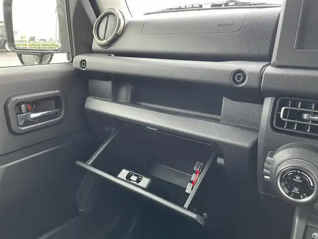 スズキ ジムニー XC 佐賀県 2025(令7)年 0.1万km ジャングルグリーン 登録時走行距離167ｋｍ/セーフティサポート/　・デュアルセンサーブレーキサポート/　・誤発信抑制機能/　・車線逸脱警報機能/　・ふらつき警報機能/　・先行車発進お知らせ機能/　・標識認識機能/　・ハイビームアシスト/ETC/フロアマット/アイドリングストップ/クルーズコントロール/LEDヘッドランプ/オートライト/ヘッドランプウォッシャー/フロントフォグランプ/純正アルミホイール/プライバシーガラス/革巻きステアリングホイール/ステアリングスイッチ/SRSエアバッグ（運転席/助手席/サイド/カーテン）/オートエアコン/スマートキー/プッシュスタート