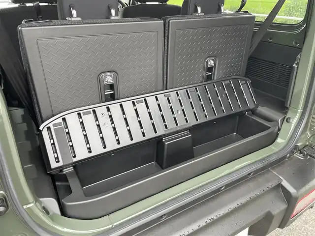 スズキ ジムニー XC 佐賀県 2025(令7)年 0.1万km ジャングルグリーン 登録時走行距離167ｋｍ/セーフティサポート/　・デュアルセンサーブレーキサポート/　・誤発信抑制機能/　・車線逸脱警報機能/　・ふらつき警報機能/　・先行車発進お知らせ機能/　・標識認識機能/　・ハイビームアシスト/ETC/フロアマット/アイドリングストップ/クルーズコントロール/LEDヘッドランプ/オートライト/ヘッドランプウォッシャー/フロントフォグランプ/純正アルミホイール/プライバシーガラス/革巻きステアリングホイール/ステアリングスイッチ/SRSエアバッグ（運転席/助手席/サイド/カーテン）/オートエアコン/スマートキー/プッシュスタート