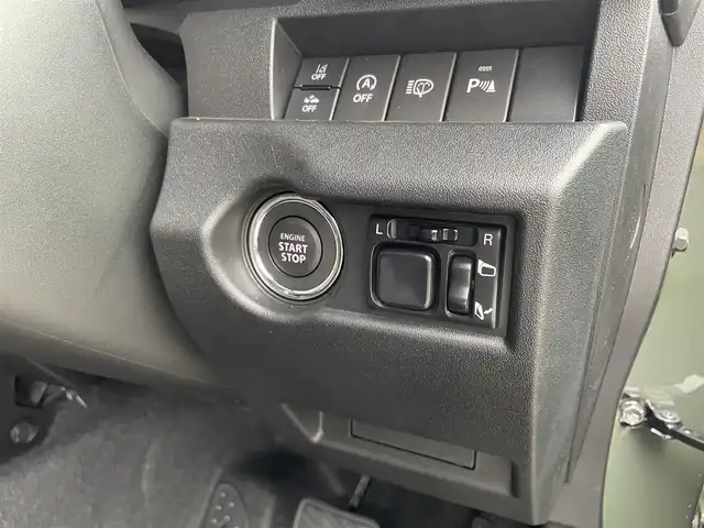 スズキ ジムニー XC 佐賀県 2025(令7)年 0.1万km ジャングルグリーン 登録時走行距離167ｋｍ/セーフティサポート/　・デュアルセンサーブレーキサポート/　・誤発信抑制機能/　・車線逸脱警報機能/　・ふらつき警報機能/　・先行車発進お知らせ機能/　・標識認識機能/　・ハイビームアシスト/ETC/フロアマット/アイドリングストップ/クルーズコントロール/LEDヘッドランプ/オートライト/ヘッドランプウォッシャー/フロントフォグランプ/純正アルミホイール/プライバシーガラス/革巻きステアリングホイール/ステアリングスイッチ/SRSエアバッグ（運転席/助手席/サイド/カーテン）/オートエアコン/スマートキー/プッシュスタート