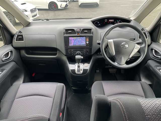 日産 セレナ ハイウェイスター S HV Vエアロ 岐阜県 2013(平25)年 11.4万km ブリリアントシルバー 登録時走行距離113685km/後席モニター/バックカメラ/純正ナビ/フルセグＴＶ/スタッドレスタイヤ４本（社外ＡＷ）/両側パワースライドドア/フロントエアロ/ビルトインＥＴＣ/禁煙車/純正アルミホイール/フロントフォグランプ/社外フロアマット/プッシュスタート/スマートキー/ABS/横滑り防止装置/盗難防止装置/オートライト/ハロゲンヘッドライト/エアバッグ