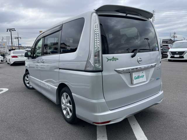 日産 セレナ ハイウェイスター S HV Vエアロ 岐阜県 2013(平25)年 11.4万km ブリリアントシルバー 登録時走行距離113685km/後席モニター/バックカメラ/純正ナビ/フルセグＴＶ/スタッドレスタイヤ４本（社外ＡＷ）/両側パワースライドドア/フロントエアロ/ビルトインＥＴＣ/禁煙車/純正アルミホイール/フロントフォグランプ/社外フロアマット/プッシュスタート/スマートキー/ABS/横滑り防止装置/盗難防止装置/オートライト/ハロゲンヘッドライト/エアバッグ