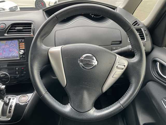 日産 セレナ ハイウェイスター S HV Vエアロ 岐阜県 2013(平25)年 11.4万km ブリリアントシルバー 登録時走行距離113685km/後席モニター/バックカメラ/純正ナビ/フルセグＴＶ/スタッドレスタイヤ４本（社外ＡＷ）/両側パワースライドドア/フロントエアロ/ビルトインＥＴＣ/禁煙車/純正アルミホイール/フロントフォグランプ/社外フロアマット/プッシュスタート/スマートキー/ABS/横滑り防止装置/盗難防止装置/オートライト/ハロゲンヘッドライト/エアバッグ