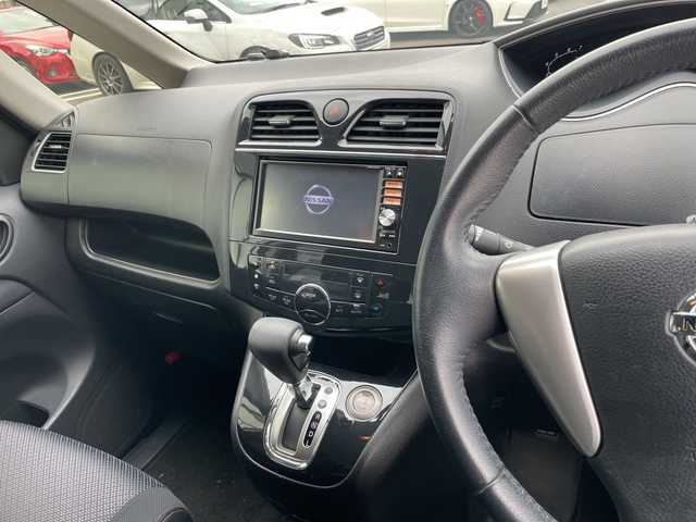 日産 セレナ ハイウェイスター S HV Vエアロ 岐阜県 2013(平25)年 11.4万km ブリリアントシルバー 登録時走行距離113685km/後席モニター/バックカメラ/純正ナビ/フルセグＴＶ/スタッドレスタイヤ４本（社外ＡＷ）/両側パワースライドドア/フロントエアロ/ビルトインＥＴＣ/禁煙車/純正アルミホイール/フロントフォグランプ/社外フロアマット/プッシュスタート/スマートキー/ABS/横滑り防止装置/盗難防止装置/オートライト/ハロゲンヘッドライト/エアバッグ