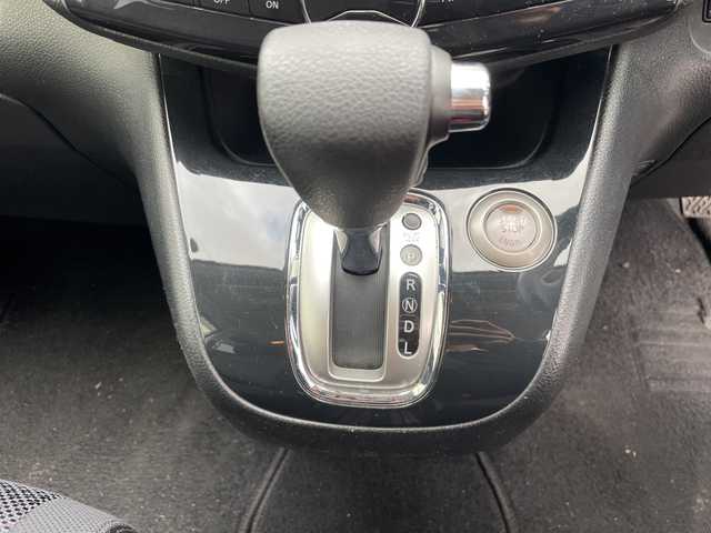 日産 セレナ ハイウェイスター S HV Vエアロ 岐阜県 2013(平25)年 11.4万km ブリリアントシルバー 登録時走行距離113685km/後席モニター/バックカメラ/純正ナビ/フルセグＴＶ/スタッドレスタイヤ４本（社外ＡＷ）/両側パワースライドドア/フロントエアロ/ビルトインＥＴＣ/禁煙車/純正アルミホイール/フロントフォグランプ/社外フロアマット/プッシュスタート/スマートキー/ABS/横滑り防止装置/盗難防止装置/オートライト/ハロゲンヘッドライト/エアバッグ