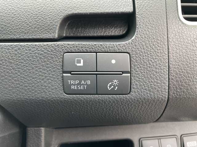 日産 セレナ ハイウェイスター S HV Vエアロ 岐阜県 2013(平25)年 11.4万km ブリリアントシルバー 登録時走行距離113685km/後席モニター/バックカメラ/純正ナビ/フルセグＴＶ/スタッドレスタイヤ４本（社外ＡＷ）/両側パワースライドドア/フロントエアロ/ビルトインＥＴＣ/禁煙車/純正アルミホイール/フロントフォグランプ/社外フロアマット/プッシュスタート/スマートキー/ABS/横滑り防止装置/盗難防止装置/オートライト/ハロゲンヘッドライト/エアバッグ