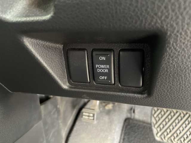 日産 セレナ ハイウェイスター S HV Vエアロ 岐阜県 2013(平25)年 11.4万km ブリリアントシルバー 登録時走行距離113685km/後席モニター/バックカメラ/純正ナビ/フルセグＴＶ/スタッドレスタイヤ４本（社外ＡＷ）/両側パワースライドドア/フロントエアロ/ビルトインＥＴＣ/禁煙車/純正アルミホイール/フロントフォグランプ/社外フロアマット/プッシュスタート/スマートキー/ABS/横滑り防止装置/盗難防止装置/オートライト/ハロゲンヘッドライト/エアバッグ