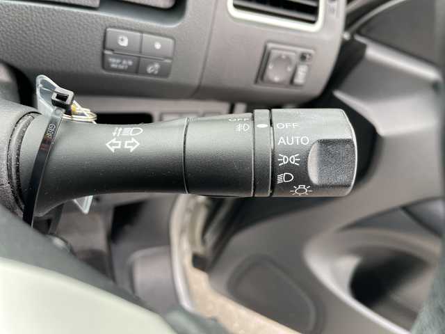 日産 セレナ ハイウェイスター S HV Vエアロ 岐阜県 2013(平25)年 11.4万km ブリリアントシルバー 登録時走行距離113685km/後席モニター/バックカメラ/純正ナビ/フルセグＴＶ/スタッドレスタイヤ４本（社外ＡＷ）/両側パワースライドドア/フロントエアロ/ビルトインＥＴＣ/禁煙車/純正アルミホイール/フロントフォグランプ/社外フロアマット/プッシュスタート/スマートキー/ABS/横滑り防止装置/盗難防止装置/オートライト/ハロゲンヘッドライト/エアバッグ