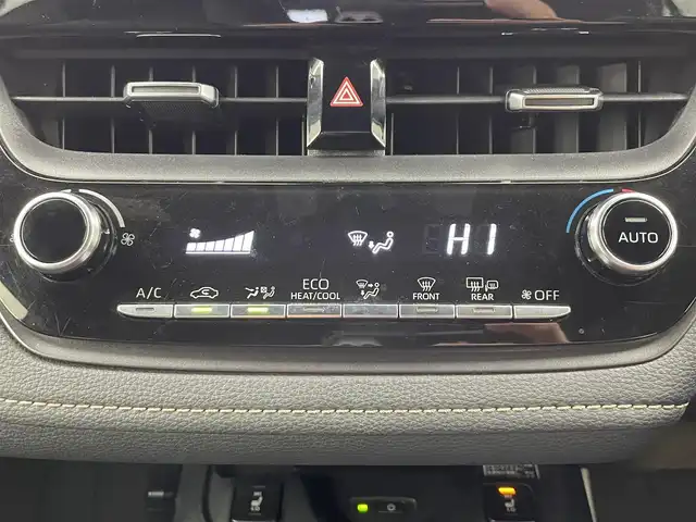 トヨタ カローラツーリング ハイブリッド ダブルバイビー 大阪府 2020(令2)年 5.6万km ブラックマイカ トヨタセーフティーセンス/　・プリクラッシュセーフティ/　・レーントレーシングアシスト/　・オートマチックハイビーム/　・ロードサインアシスト/　・発進遅れ告知機能/純正ディスプレイオーディオ（Bluetooth）/フルセグTV/バックカメラ/レーダークルーズコントロール/LEDヘッドライト/フォグランプ/ハーフレザーシート/シートヒーター/ステアリングヒーター/純正17インチアルミホイール/ブラインドスポットモニター/コーナーセンサー/スマートキー/ETC2.0