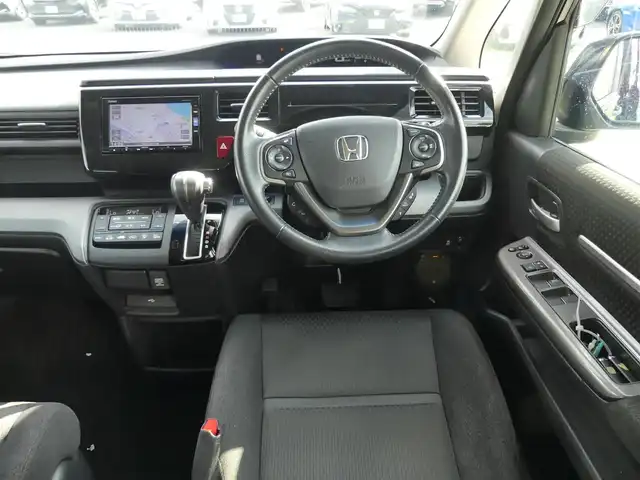 ホンダ ステップワゴン スパーダ ホンダセンシング 千葉県 2018(平30)年 5.7万km プレミアムスパークルブラックパール ホンダセンシング/・衝突軽減ブレーキ（CMBS）/・車線維持支援システム（LKAS）/・アダプティブクルーズコントロール（ACC）/・後方誤発進抑制機能/・誤発進抑制機能/両側パワースライドドア/純正メモリーナビ/地デジTV/【DVD/CD再生機能　Bluetooth接続】/バックカメラ/フリップダウンモニター/革巻きステアリング/ステアリングスイッチ/ETC/LEDヘッドライト/フォグライト/ウインカーミラー/スマートキー