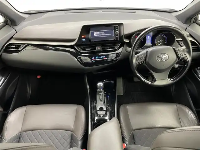 トヨタ Ｃ－ＨＲ G 岡山県 2017(平29)年 5.4万km ホワイトパールクリスタルシャイン 純正SDナビ/型番：NSZT-W66T/　・バックカメラ/　・FM/AM/Bluetooth/フルセグ/CD/DVD/ハーフレザーシート/・前席シートヒーター/トヨタセーフティーセンス/・プリクラッシュセーフティ/・レーンディパーチャーアラート/・オートマチックハイビーム/・レーダークルーズコントロール/・コーナーセンサー/ブラインドスポットモニター/エアロ（フロント）/ETC/オートブレーキホールド/TVキャンセラー/LEDヘッドライト/純正18インチアルミ/ドアバイザー