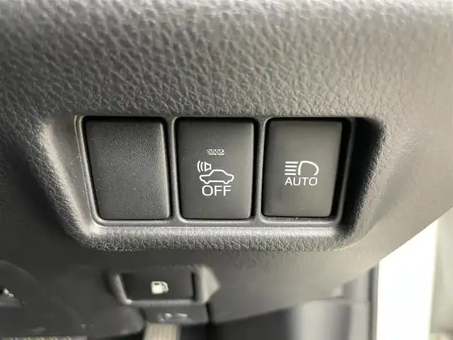 トヨタ Ｃ－ＨＲ G 岡山県 2017(平29)年 5.4万km ホワイトパールクリスタルシャイン 純正SDナビ/型番：NSZT-W66T/　・バックカメラ/　・FM/AM/Bluetooth/フルセグ/CD/DVD/ハーフレザーシート/・前席シートヒーター/トヨタセーフティーセンス/・プリクラッシュセーフティ/・レーンディパーチャーアラート/・オートマチックハイビーム/・レーダークルーズコントロール/・コーナーセンサー/ブラインドスポットモニター/エアロ（フロント）/ETC/オートブレーキホールド/TVキャンセラー/LEDヘッドライト/純正18インチアルミ/ドアバイザー