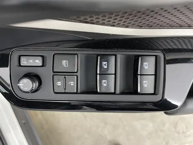 トヨタ Ｃ－ＨＲ G 岡山県 2017(平29)年 5.4万km ホワイトパールクリスタルシャイン 純正SDナビ/型番：NSZT-W66T/　・バックカメラ/　・FM/AM/Bluetooth/フルセグ/CD/DVD/ハーフレザーシート/・前席シートヒーター/トヨタセーフティーセンス/・プリクラッシュセーフティ/・レーンディパーチャーアラート/・オートマチックハイビーム/・レーダークルーズコントロール/・コーナーセンサー/ブラインドスポットモニター/エアロ（フロント）/ETC/オートブレーキホールド/TVキャンセラー/LEDヘッドライト/純正18インチアルミ/ドアバイザー