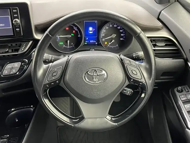 トヨタ Ｃ－ＨＲ G 岡山県 2017(平29)年 5.4万km ホワイトパールクリスタルシャイン 純正SDナビ/型番：NSZT-W66T/　・バックカメラ/　・FM/AM/Bluetooth/フルセグ/CD/DVD/ハーフレザーシート/・前席シートヒーター/トヨタセーフティーセンス/・プリクラッシュセーフティ/・レーンディパーチャーアラート/・オートマチックハイビーム/・レーダークルーズコントロール/・コーナーセンサー/ブラインドスポットモニター/エアロ（フロント）/ETC/オートブレーキホールド/TVキャンセラー/LEDヘッドライト/純正18インチアルミ/ドアバイザー