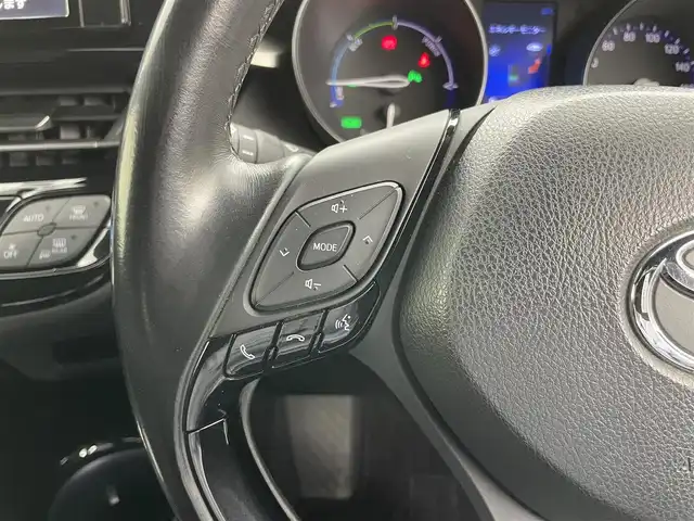トヨタ Ｃ－ＨＲ G 岡山県 2017(平29)年 5.4万km ホワイトパールクリスタルシャイン 純正SDナビ/型番：NSZT-W66T/　・バックカメラ/　・FM/AM/Bluetooth/フルセグ/CD/DVD/ハーフレザーシート/・前席シートヒーター/トヨタセーフティーセンス/・プリクラッシュセーフティ/・レーンディパーチャーアラート/・オートマチックハイビーム/・レーダークルーズコントロール/・コーナーセンサー/ブラインドスポットモニター/エアロ（フロント）/ETC/オートブレーキホールド/TVキャンセラー/LEDヘッドライト/純正18インチアルミ/ドアバイザー