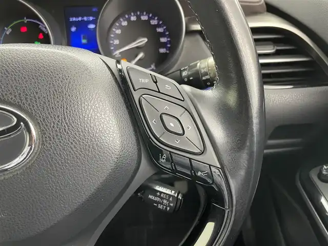 トヨタ Ｃ－ＨＲ G 岡山県 2017(平29)年 5.4万km ホワイトパールクリスタルシャイン 純正SDナビ/型番：NSZT-W66T/　・バックカメラ/　・FM/AM/Bluetooth/フルセグ/CD/DVD/ハーフレザーシート/・前席シートヒーター/トヨタセーフティーセンス/・プリクラッシュセーフティ/・レーンディパーチャーアラート/・オートマチックハイビーム/・レーダークルーズコントロール/・コーナーセンサー/ブラインドスポットモニター/エアロ（フロント）/ETC/オートブレーキホールド/TVキャンセラー/LEDヘッドライト/純正18インチアルミ/ドアバイザー