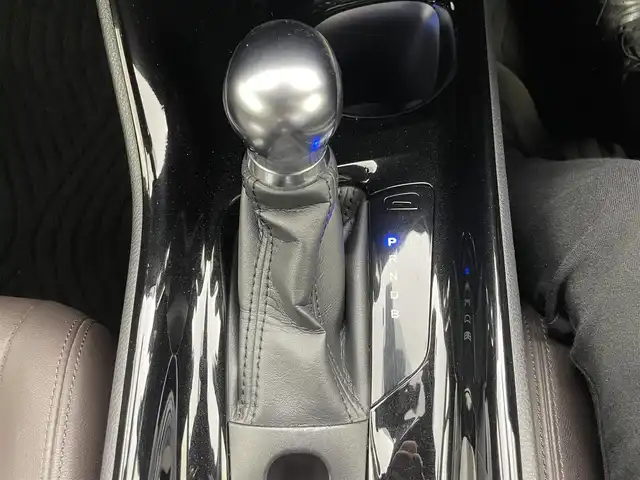 トヨタ Ｃ－ＨＲ G 岡山県 2017(平29)年 5.4万km ホワイトパールクリスタルシャイン 純正SDナビ/型番：NSZT-W66T/　・バックカメラ/　・FM/AM/Bluetooth/フルセグ/CD/DVD/ハーフレザーシート/・前席シートヒーター/トヨタセーフティーセンス/・プリクラッシュセーフティ/・レーンディパーチャーアラート/・オートマチックハイビーム/・レーダークルーズコントロール/・コーナーセンサー/ブラインドスポットモニター/エアロ（フロント）/ETC/オートブレーキホールド/TVキャンセラー/LEDヘッドライト/純正18インチアルミ/ドアバイザー