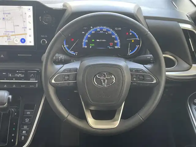 トヨタ ヴォクシー ハイブリッド S－Z 愛知県 2024(令6)年 0.9万km アティチュードブラックマイカ ワンオーナー/10.5型ディスプレイオーディオプラス〈MOP〉/・コネティッドナビ／DDV／地デジTV/・HDMI／Bluetooth／Miracast/快適利便パッケージ High〈MOP〉/・両側パワースライドドア/・パワーバックドア/・2列目シートヒーター＆オットマン/・ナノイーX/・ステアリングヒーター/ドライビングサポートパッケージ〈MOP〉/・デジタルインナーミラー/・ヘッドアップディスプレイ/プロジェクター式LEDヘッドライト〈MOP〉/・アダプティブハイビームシステム/合皮＆ファブリックコンビシート/前席＆2列目シートヒーター/ビルトインETC2.0/後席/荷室アクセサリーコンセント/TOYOTA SAFETY SENSE/・プリクラッシュセーフティ/・レーントレーシングアシスト/・レーンディパーチャーアラート/・レーダークルーズコントロール/・オートマチックハイビーム/・ロード－サインアシスト/・先行車発進告知/スマートキー＆プッシュスタート/純正17インチAW