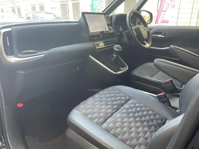 トヨタ ヴォクシー ハイブリッド S－Z 愛知県 2024(令6)年 0.9万km アティチュードブラックマイカ ワンオーナー/10.5型ディスプレイオーディオプラス〈MOP〉/・コネティッドナビ／DDV／地デジTV/・HDMI／Bluetooth／Miracast/快適利便パッケージ High〈MOP〉/・両側パワースライドドア/・パワーバックドア/・2列目シートヒーター＆オットマン/・ナノイーX/・ステアリングヒーター/ドライビングサポートパッケージ〈MOP〉/・デジタルインナーミラー/・ヘッドアップディスプレイ/プロジェクター式LEDヘッドライト〈MOP〉/・アダプティブハイビームシステム/合皮＆ファブリックコンビシート/前席＆2列目シートヒーター/ビルトインETC2.0/後席/荷室アクセサリーコンセント/TOYOTA SAFETY SENSE/・プリクラッシュセーフティ/・レーントレーシングアシスト/・レーンディパーチャーアラート/・レーダークルーズコントロール/・オートマチックハイビーム/・ロード－サインアシスト/・先行車発進告知/スマートキー＆プッシュスタート/純正17インチAW