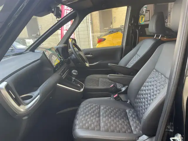 トヨタ ヴォクシー ハイブリッド S－Z 愛知県 2024(令6)年 0.9万km アティチュードブラックマイカ ワンオーナー/10.5型ディスプレイオーディオプラス〈MOP〉/・コネティッドナビ／DDV／地デジTV/・HDMI／Bluetooth／Miracast/快適利便パッケージ High〈MOP〉/・両側パワースライドドア/・パワーバックドア/・2列目シートヒーター＆オットマン/・ナノイーX/・ステアリングヒーター/ドライビングサポートパッケージ〈MOP〉/・デジタルインナーミラー/・ヘッドアップディスプレイ/プロジェクター式LEDヘッドライト〈MOP〉/・アダプティブハイビームシステム/合皮＆ファブリックコンビシート/前席＆2列目シートヒーター/ビルトインETC2.0/後席/荷室アクセサリーコンセント/TOYOTA SAFETY SENSE/・プリクラッシュセーフティ/・レーントレーシングアシスト/・レーンディパーチャーアラート/・レーダークルーズコントロール/・オートマチックハイビーム/・ロード－サインアシスト/・先行車発進告知/スマートキー＆プッシュスタート/純正17インチAW