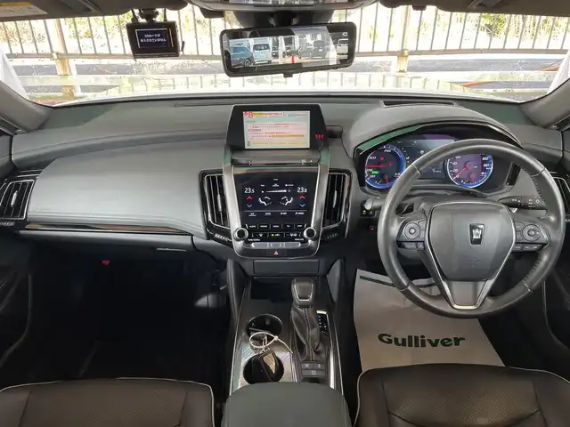 トヨタ クラウン ハイブリッド RS アドバンス 千葉県 2020(令2)年 8.2万km ホワイトパールクリスタルシャイン 黒レザーシート/純正メーカーオプションSDナビ/・CD/DVD/MSV/Bluetooth/フルセグTV/パノラミックビューカメラ/デジタルインナーミラー/パーキングアシスト/トヨタセーフティーセンス/・プリクラッシュセーフティー/・レーンディパーチャーアラート/・パーキングサポートブレーキ/・リヤクロストラフィックアラート/・ロードサインアシスト/・ブラインドスポットモニター/・リヤカメラディテクション/・アダプティブクルーズコントロール/・オートマチックハイビーム/前席パワーシート/前席シートヒーター/前席シートベンチレーション/ステアリングヒーター/スマートキー/前後コーナーセンサー/トランクイージークローザー/ヘッドアップディスプレイ/パドルシフト/純正18インチアルミホイール/純正LEDヘッドライト/フォグランプ/社外前後ドライブレコーダー/ビルトインETC2.0/ドアバイザー/サイド＆カーテンエアバッグ/取扱説明書