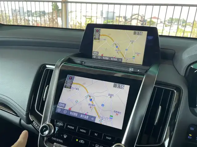 トヨタ クラウン ハイブリッド RS アドバンス 千葉県 2020(令2)年 8.2万km ホワイトパールクリスタルシャイン 黒レザーシート/純正メーカーオプションSDナビ/・CD/DVD/MSV/Bluetooth/フルセグTV/パノラミックビューカメラ/デジタルインナーミラー/パーキングアシスト/トヨタセーフティーセンス/・プリクラッシュセーフティー/・レーンディパーチャーアラート/・パーキングサポートブレーキ/・リヤクロストラフィックアラート/・ロードサインアシスト/・ブラインドスポットモニター/・リヤカメラディテクション/・アダプティブクルーズコントロール/・オートマチックハイビーム/前席パワーシート/前席シートヒーター/前席シートベンチレーション/ステアリングヒーター/スマートキー/前後コーナーセンサー/トランクイージークローザー/ヘッドアップディスプレイ/パドルシフト/純正18インチアルミホイール/純正LEDヘッドライト/フォグランプ/社外前後ドライブレコーダー/ビルトインETC2.0/ドアバイザー/サイド＆カーテンエアバッグ/取扱説明書