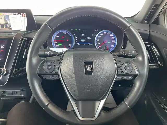 トヨタ クラウン ハイブリッド RS アドバンス 千葉県 2020(令2)年 8.2万km ホワイトパールクリスタルシャイン 黒レザーシート/純正メーカーオプションSDナビ/・CD/DVD/MSV/Bluetooth/フルセグTV/パノラミックビューカメラ/デジタルインナーミラー/パーキングアシスト/トヨタセーフティーセンス/・プリクラッシュセーフティー/・レーンディパーチャーアラート/・パーキングサポートブレーキ/・リヤクロストラフィックアラート/・ロードサインアシスト/・ブラインドスポットモニター/・リヤカメラディテクション/・アダプティブクルーズコントロール/・オートマチックハイビーム/前席パワーシート/前席シートヒーター/前席シートベンチレーション/ステアリングヒーター/スマートキー/前後コーナーセンサー/トランクイージークローザー/ヘッドアップディスプレイ/パドルシフト/純正18インチアルミホイール/純正LEDヘッドライト/フォグランプ/社外前後ドライブレコーダー/ビルトインETC2.0/ドアバイザー/サイド＆カーテンエアバッグ/取扱説明書