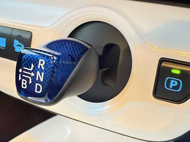 トヨタ プリウス A 岩手県 2016(平28)年 14.6万km グレーメタリック ４ＷＤ　寒冷地仕様　ＳＤナビ　ＢＴ　ＣＤ　ＤＶＤ　バックＣ　オートＬＥＤライト　オートマチックハイビーム　ビルトインＥＴＣ　パーキングアシスト　クルーズコントロール　前後コーナーセンサー　スマートキー