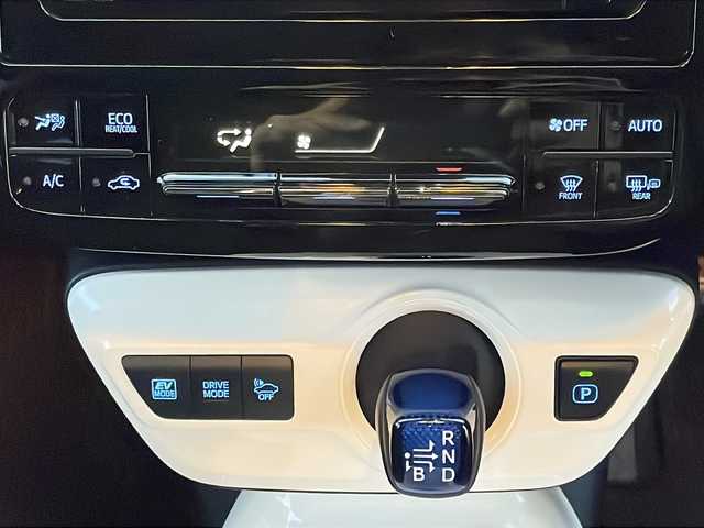 トヨタ プリウス A 岩手県 2016(平28)年 14.6万km グレーメタリック ４ＷＤ　寒冷地仕様　ＳＤナビ　ＢＴ　ＣＤ　ＤＶＤ　バックＣ　オートＬＥＤライト　オートマチックハイビーム　ビルトインＥＴＣ　パーキングアシスト　クルーズコントロール　前後コーナーセンサー　スマートキー