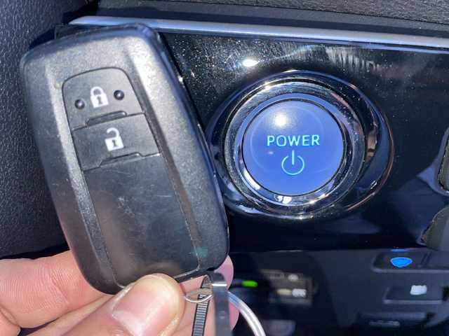 トヨタ プリウス A 岩手県 2016(平28)年 14.6万km グレーメタリック ４ＷＤ　寒冷地仕様　ＳＤナビ　ＢＴ　ＣＤ　ＤＶＤ　バックＣ　オートＬＥＤライト　オートマチックハイビーム　ビルトインＥＴＣ　パーキングアシスト　クルーズコントロール　前後コーナーセンサー　スマートキー