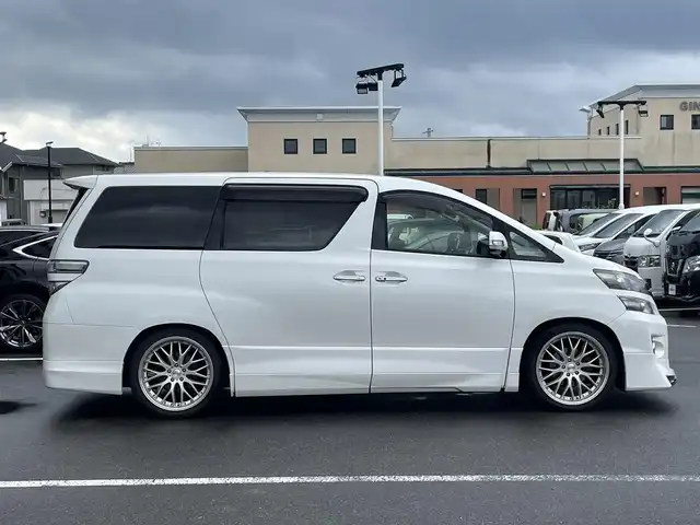 トヨタ ヴェルファイア 2．4Z Gエディション 長崎県 2013(平25)年 9.6万km パール 純正メモリナビ/CD/DVD/BT/フルセグTV/バックカメラ/純正フリップダウンモニター/両側パワースライドドア/クルーズコントロール/革調シートカバー/前席パワーシート/D席メモリーシート/モデリスタエアロ/パワーバックドア/ドライブレコーダー前後/社外レーダー/室内灯LEDヘッドライト/LEDヘッドライト/純正AW積み込み