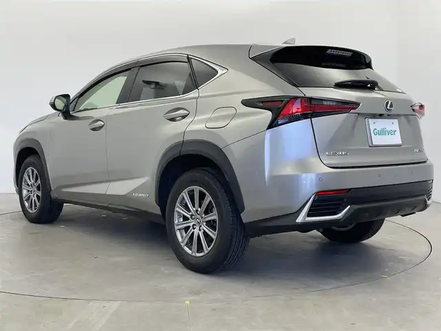 レクサス ＮＸ 300h 富山県 2018(平30)年 4.8万km ソニックチタニウム 純正10.3インチナビ/（AM/FM/CD/DVD/SD/AUX/USB/BT）/フルセグTV/パノラミックビューモニター/衝突被害軽減ブレーキ/アダプティブクルーズコントロール/レーンキープアシスト/ブラインドスポットモニター/オートマチックハイビーム/LEDヘッドライト/クリアランスソナー/電動リアゲート/前席パワーシート/ビルトインETC2.0/ドライブレコーダー/パドルシフト/ステアリングリモコン/スマートキー×２/プッシュスタート/アイドリングストップ/純正フロアマット/取扱説明書/保証書