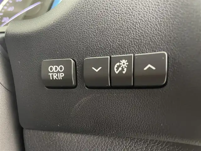 レクサス ＮＸ 300h 富山県 2018(平30)年 4.8万km ソニックチタニウム 純正10.3インチナビ/（AM/FM/CD/DVD/SD/AUX/USB/BT）/フルセグTV/パノラミックビューモニター/衝突被害軽減ブレーキ/アダプティブクルーズコントロール/レーンキープアシスト/ブラインドスポットモニター/オートマチックハイビーム/LEDヘッドライト/クリアランスソナー/電動リアゲート/前席パワーシート/ビルトインETC2.0/ドライブレコーダー/パドルシフト/ステアリングリモコン/スマートキー×２/プッシュスタート/アイドリングストップ/純正フロアマット/取扱説明書/保証書