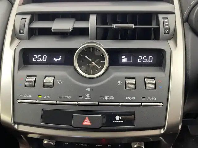 レクサス ＮＸ 300h 富山県 2018(平30)年 4.8万km ソニックチタニウム 純正10.3インチナビ/（AM/FM/CD/DVD/SD/AUX/USB/BT）/フルセグTV/パノラミックビューモニター/衝突被害軽減ブレーキ/アダプティブクルーズコントロール/レーンキープアシスト/ブラインドスポットモニター/オートマチックハイビーム/LEDヘッドライト/クリアランスソナー/電動リアゲート/前席パワーシート/ビルトインETC2.0/ドライブレコーダー/パドルシフト/ステアリングリモコン/スマートキー×２/プッシュスタート/アイドリングストップ/純正フロアマット/取扱説明書/保証書