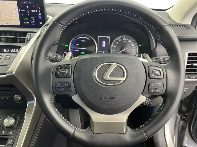 レクサス ＮＸ 300h 富山県 2018(平30)年 4.8万km ソニックチタニウム 純正10.3インチナビ/（AM/FM/CD/DVD/SD/AUX/USB/BT）/フルセグTV/パノラミックビューモニター/衝突被害軽減ブレーキ/アダプティブクルーズコントロール/レーンキープアシスト/ブラインドスポットモニター/オートマチックハイビーム/LEDヘッドライト/クリアランスソナー/電動リアゲート/前席パワーシート/ビルトインETC2.0/ドライブレコーダー/パドルシフト/ステアリングリモコン/スマートキー×２/プッシュスタート/アイドリングストップ/純正フロアマット/取扱説明書/保証書