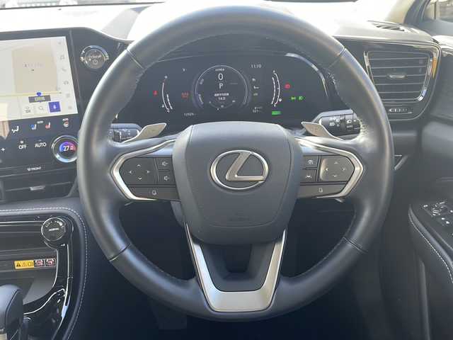 レクサス ＮＸ 350h バージョンL 兵庫県 2023(令5)年 1.3万km ソニッククォーツ ワンオーナー/保証書・取説・有/純正メモリーナビ・フルセグ・BT・FM・AM/バックカメラ/全周囲カメラ/ETC2.0/追尾機能付きクルーズコントロール/車線逸脱防止支援システム/衝突被害軽減ブレーキ/パーキングアシストブレーキ/クリアランスソナー/リアカメラディクション/ブラインドスポットミラー/プロアクティブドライビングサポート/パーキングアシスト/ブレーキホールド/電動パーキングブレーキ/パドルシフト/ヘッドアップディスプレイ/パワーバックドア/オートハイビーム/ワイヤレス充電/モデリスタエアロ/プッシュスタート/スマートキー×2/カードキー×1/社外フロアマット